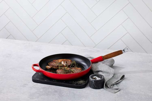 Patelnia 28cm z drewnianym uchwytem żeliwna wiśniowa LE CREUSET