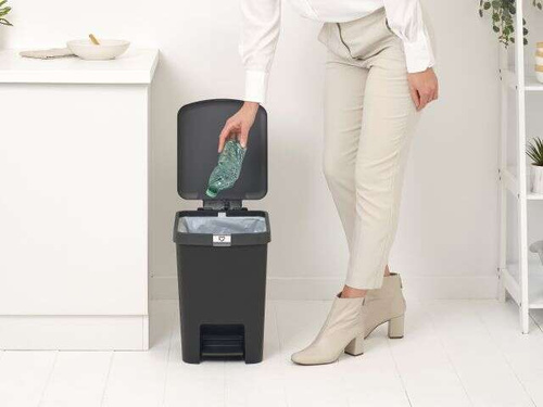 Kosz pedałowy 25l StepUp dark grey Brabantia