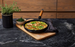 Patelnia żeliwna 28cm z drewnianym uchwytem czarna LE CREUSET