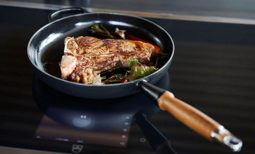 Patelnia żeliwna 28cm z drewnianym uchwytem czarna LE CREUSET