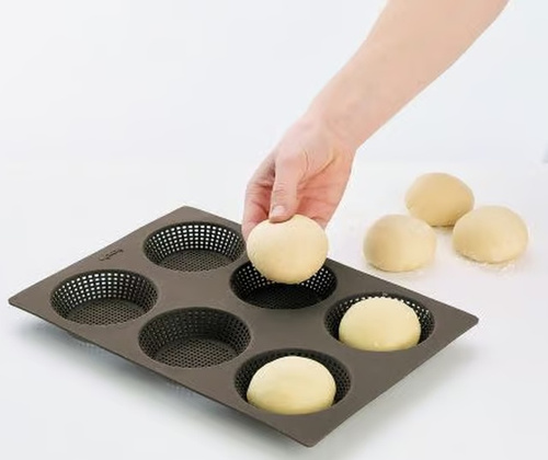 Forma do pieczenia bułek (6 sztuk) perforowana silikonowa brązowa LEKUE