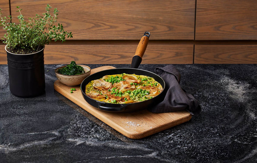 Patelnia żeliwna 28cm z drewnianym uchwytem czarna LE CREUSET