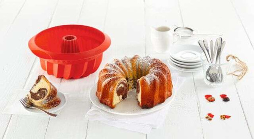 Silikonowa forma do babki 22cm czerwona LEKUE