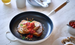 Patelnia żeliwna 28 cm z drewnianym uchwytem meringue LE CREUSET