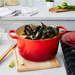 Głęboka brytfanna żeliwna okrągła 24 cm wiśniowa LE CREUSET