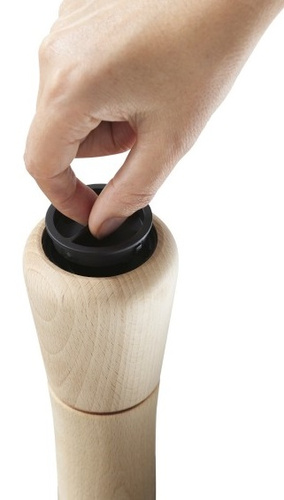 Drewniany młynek do pieprzu Milltop™ JOSEPH JOSEPH