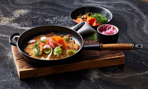 Patelnia żeliwna 28cm z drewnianym uchwytem czarna LE CREUSET