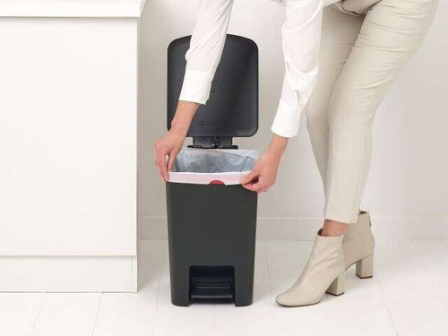 Kosz pedałowy 25l StepUp dark grey Brabantia